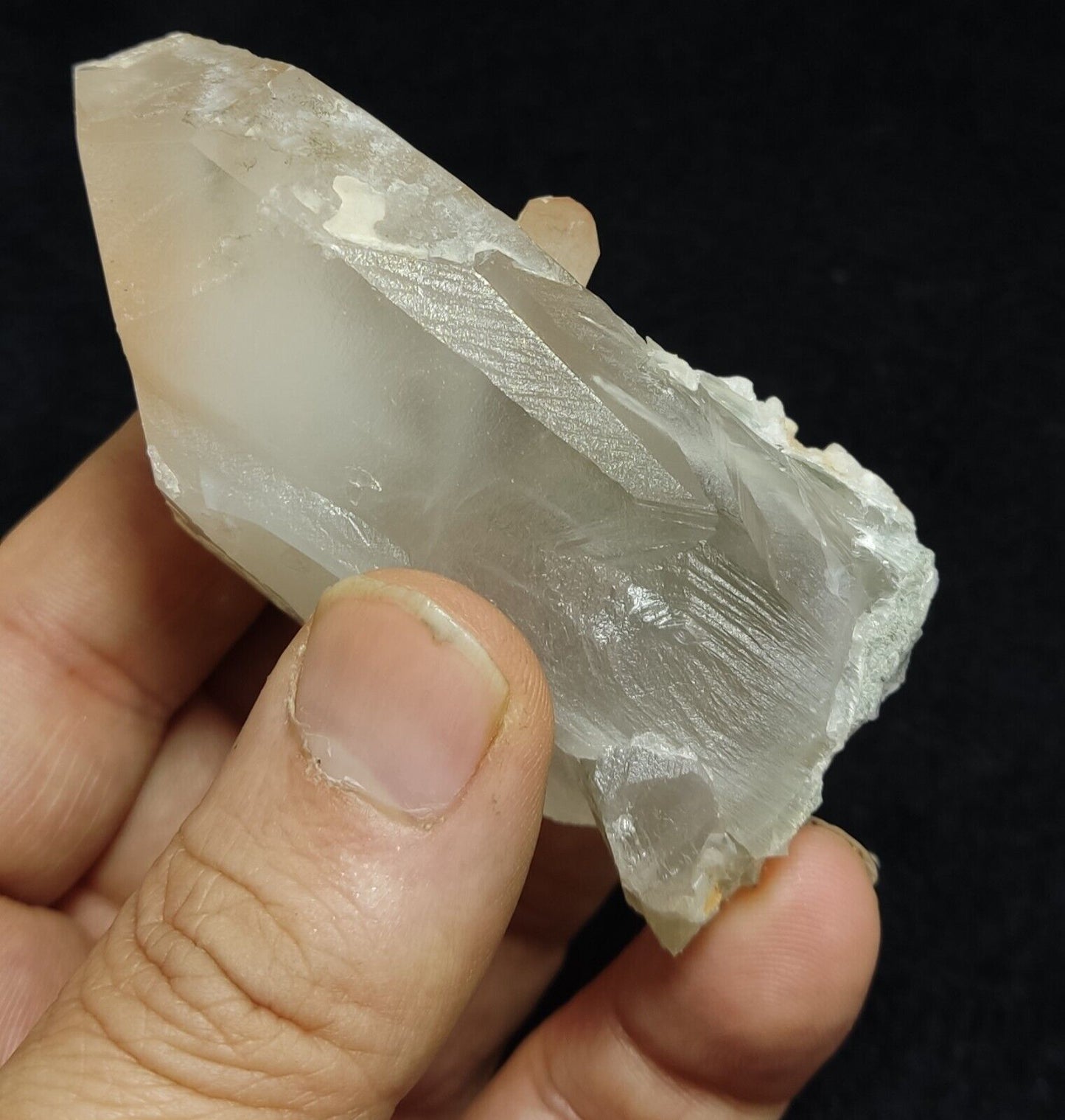 140 grams natural quartz crystal with amphibole inclusions
