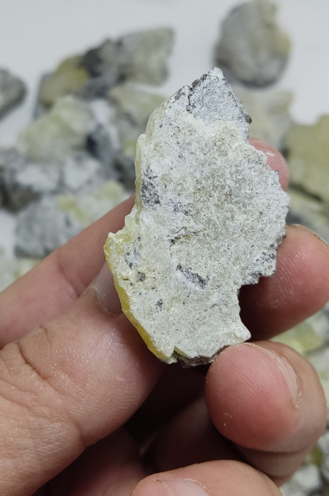840 grams Brucite on matrix with chromite