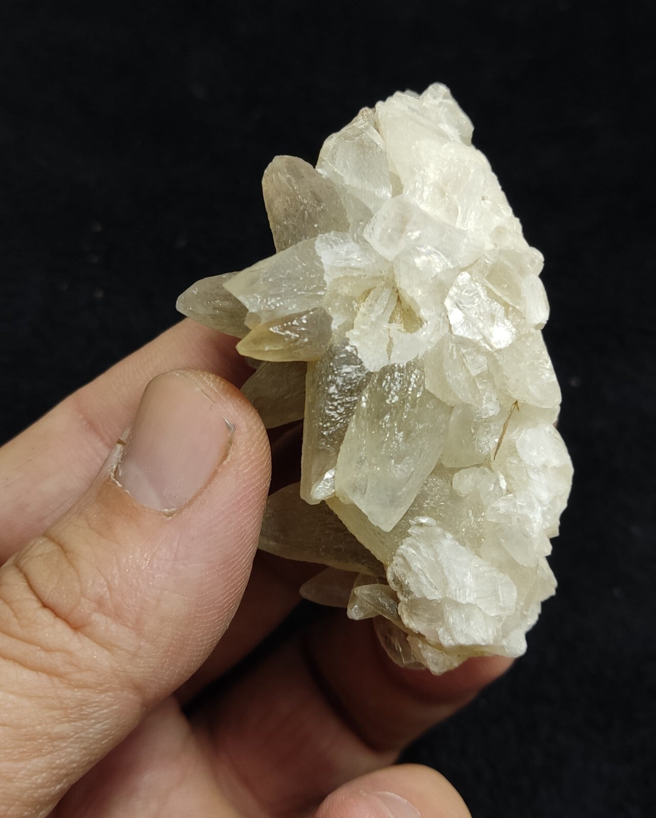 An amazing specimen of calcite 88 grams