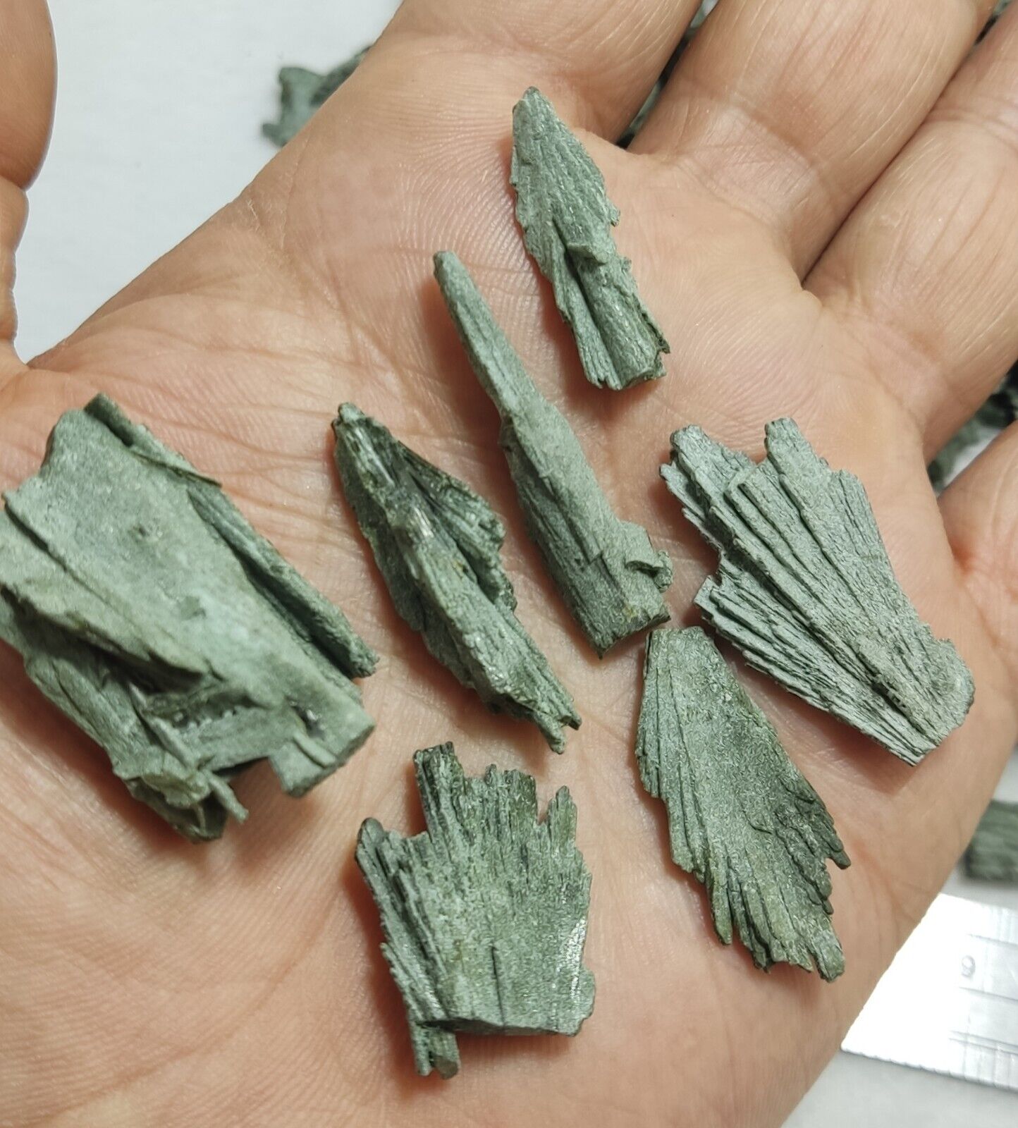 440 grams Natural epidote crystals