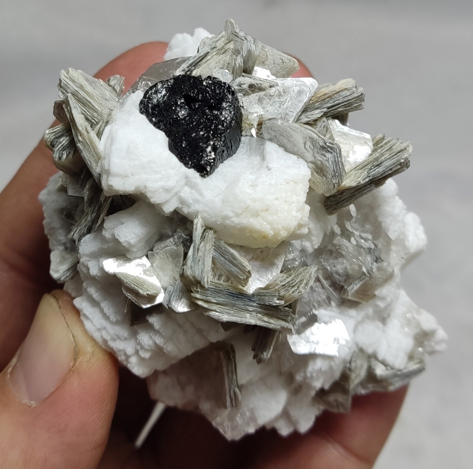 An amazing specimen of quartz with muscovite and albite 134 grams