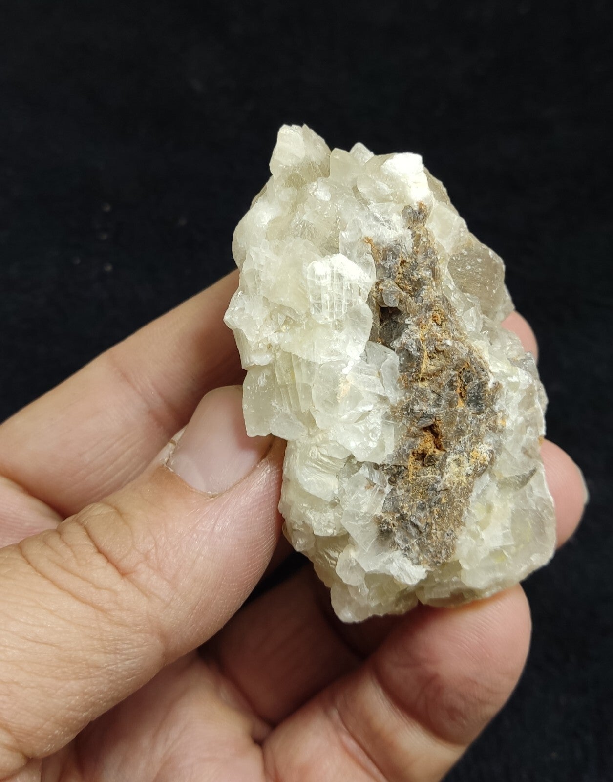 An amazing specimen of calcite 88 grams