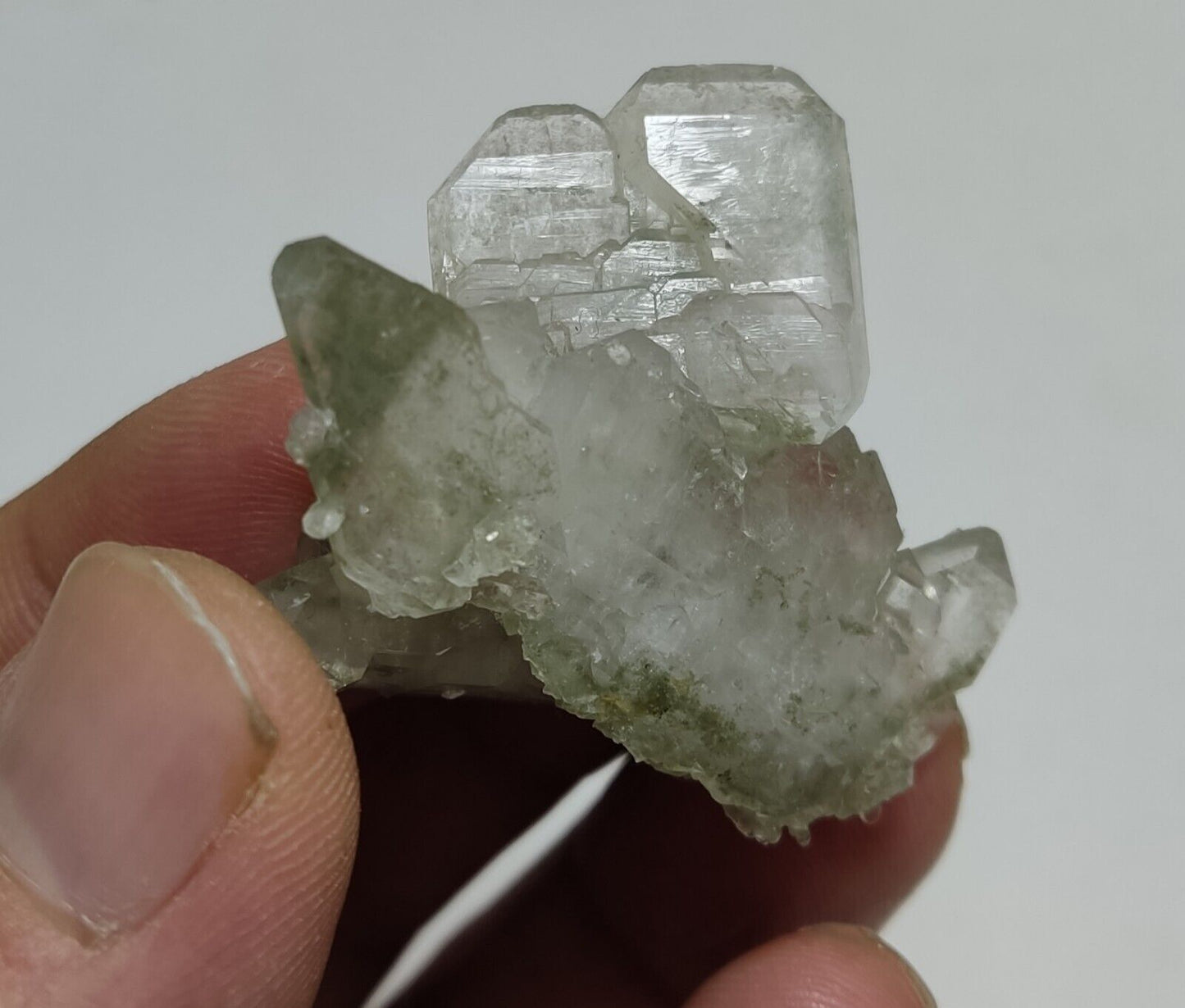 A very Aesthetic Natural terminated faden-chlorite Quartz specimen 15 grams