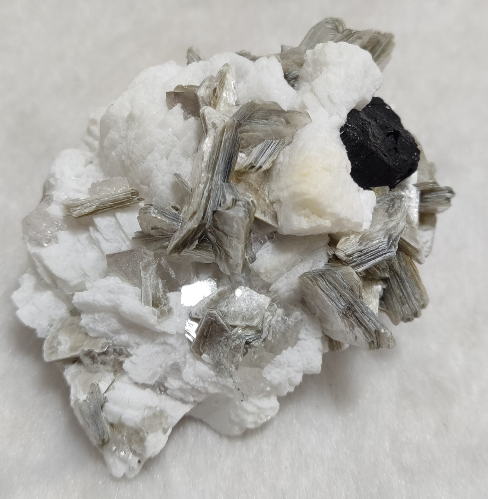 An amazing specimen of quartz with muscovite and albite 134 grams