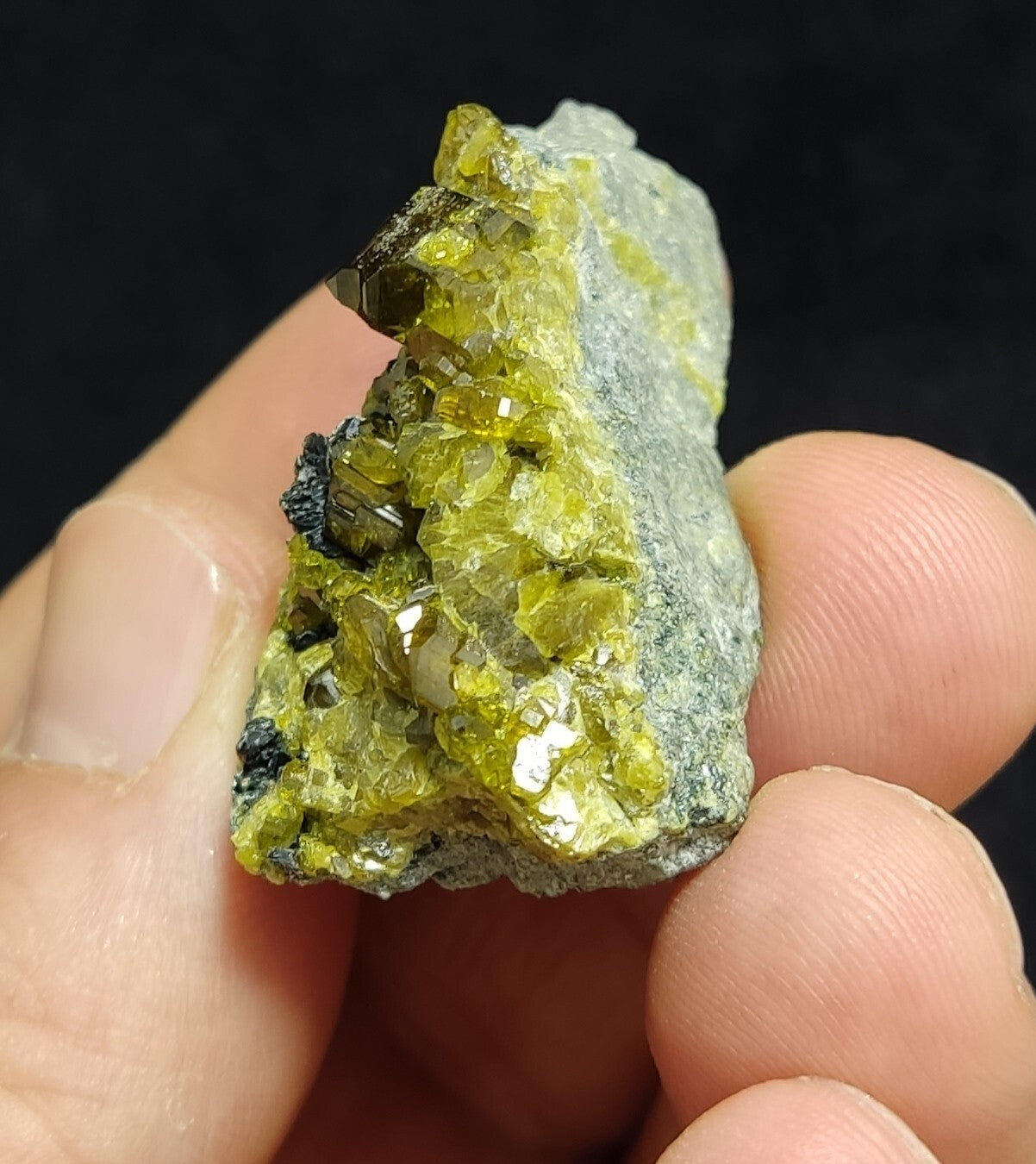 Green color epidotes on matrix 22 grams