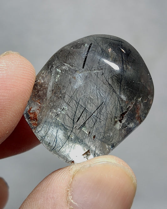 Single piece Rutiles/riebeckite/aegirine included quartz tumble 94 carats