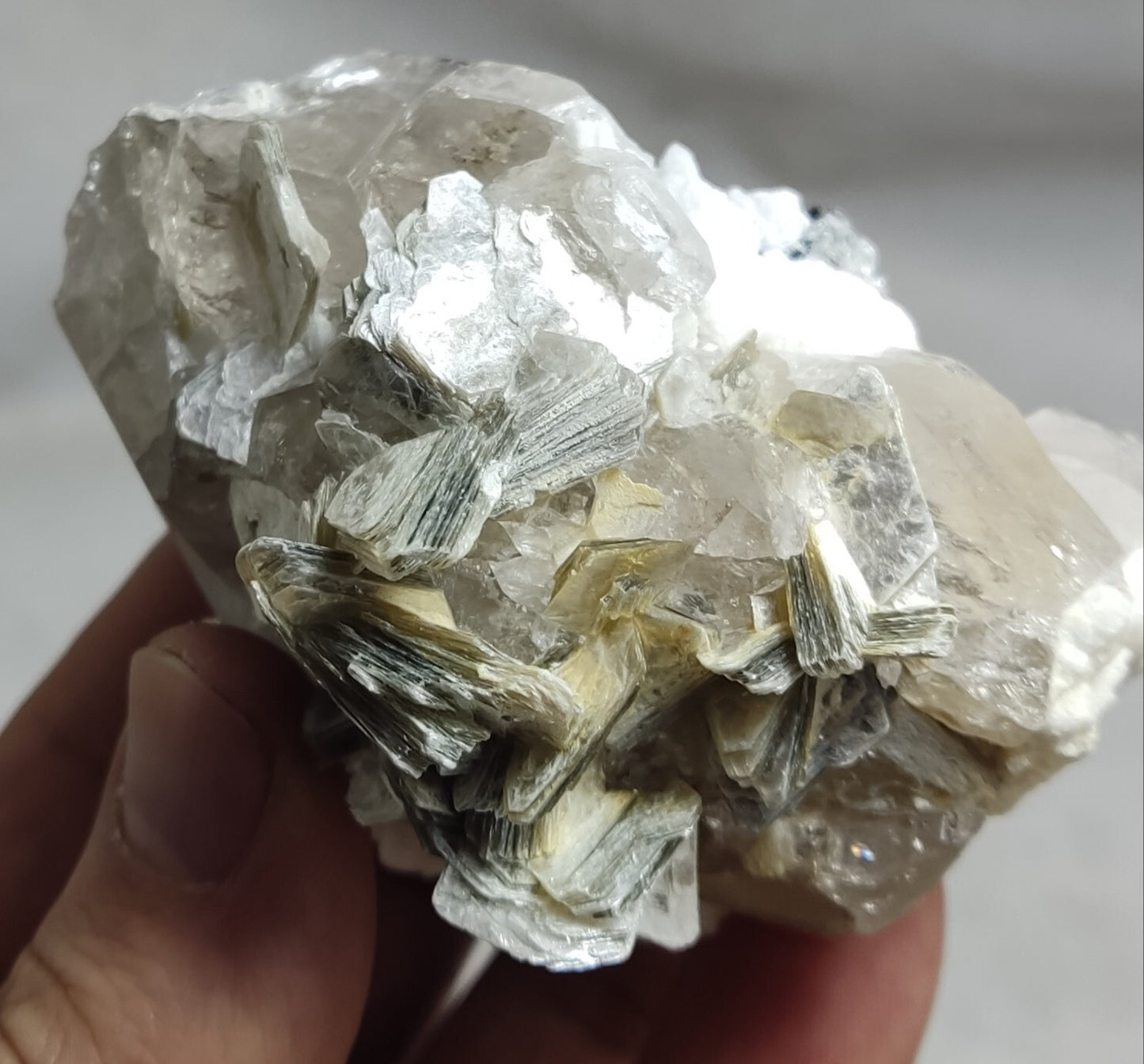 An amazing specimen of quartz with muscovite and albite 260 grams