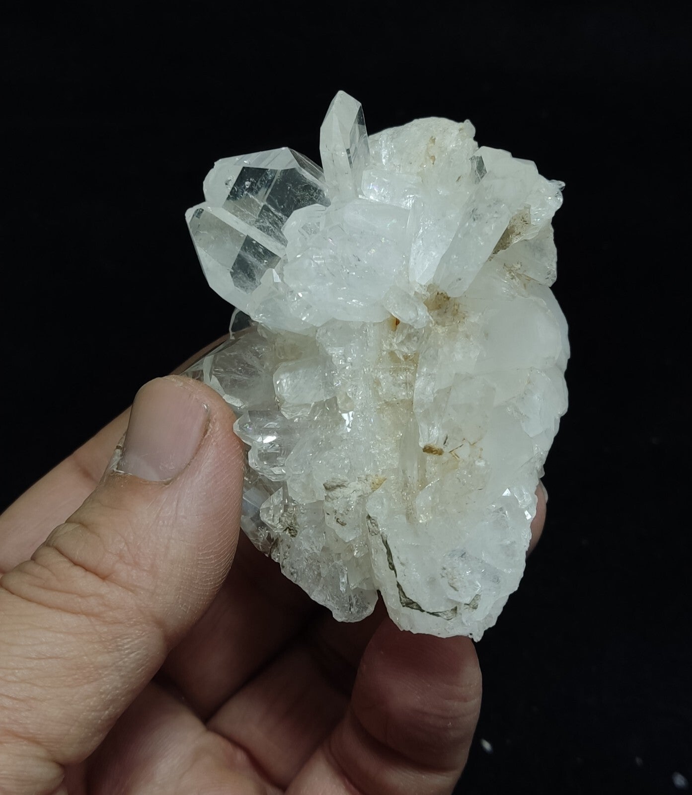 An amazing specimen of Quartz crystals specimen 148 grams