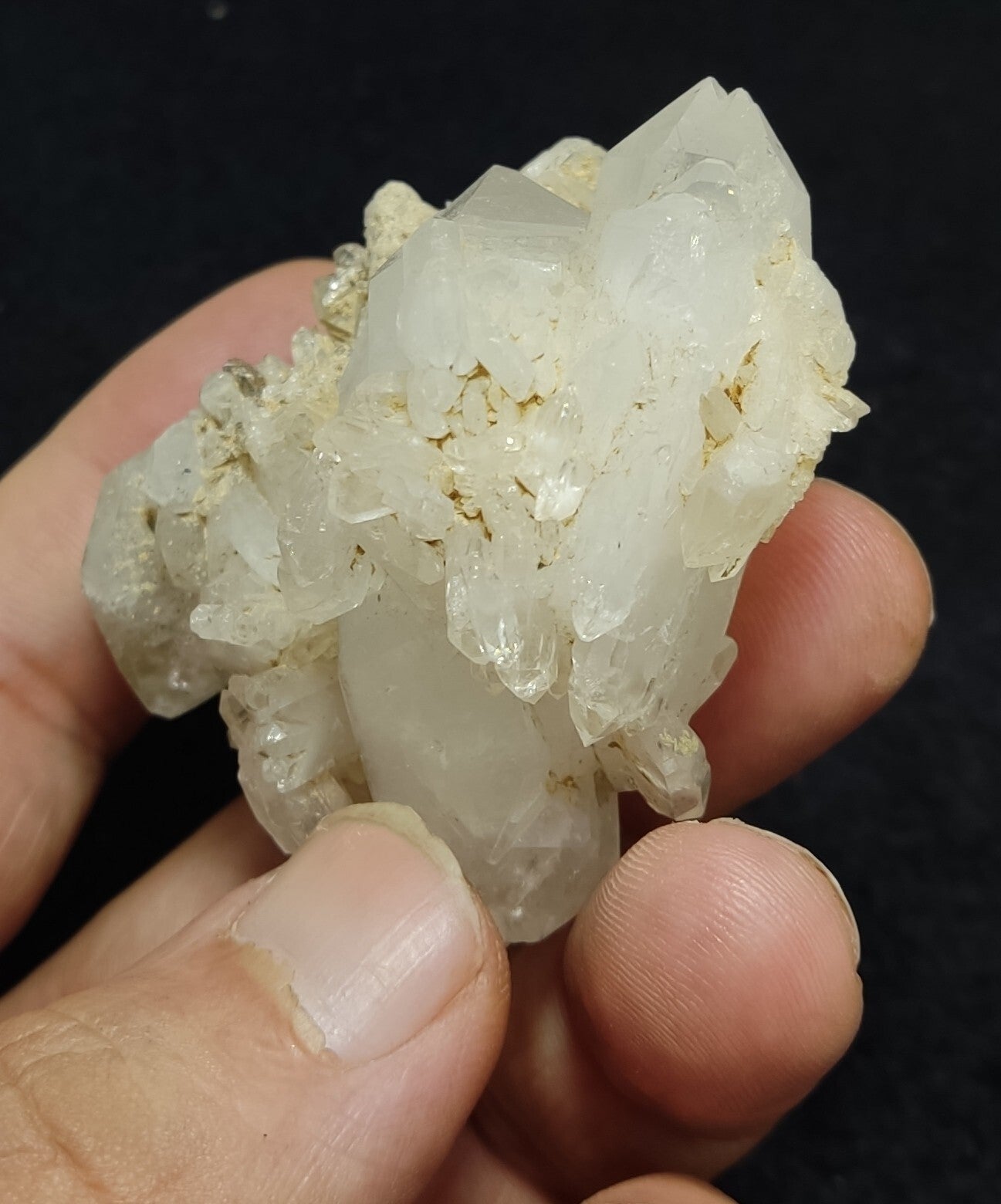 An amazing specimen of quartz cluster 84 grams