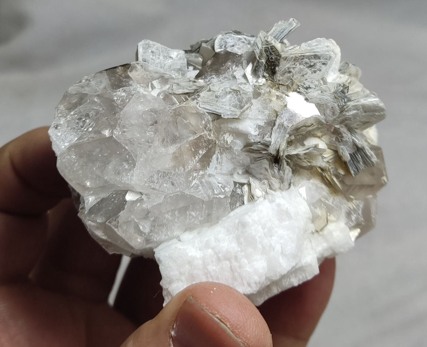 An amazing specimen of quartz with muscovite and albite 260 grams