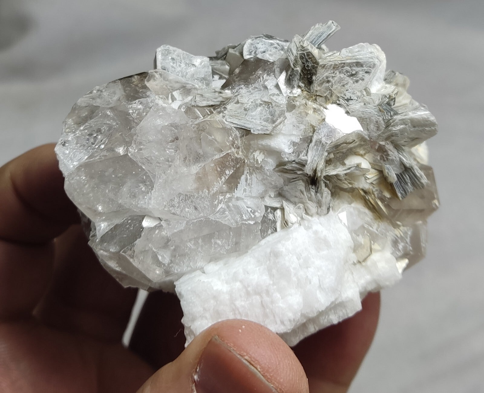 An amazing specimen of quartz with muscovite and albite 260 grams
