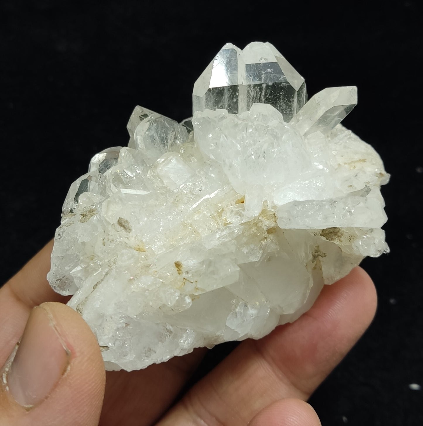 An amazing specimen of Quartz crystals specimen 148 grams