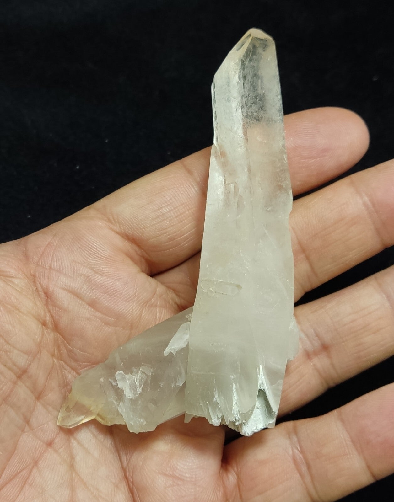 An Aesthetic specimen of quartz crystal specimen 76 grams