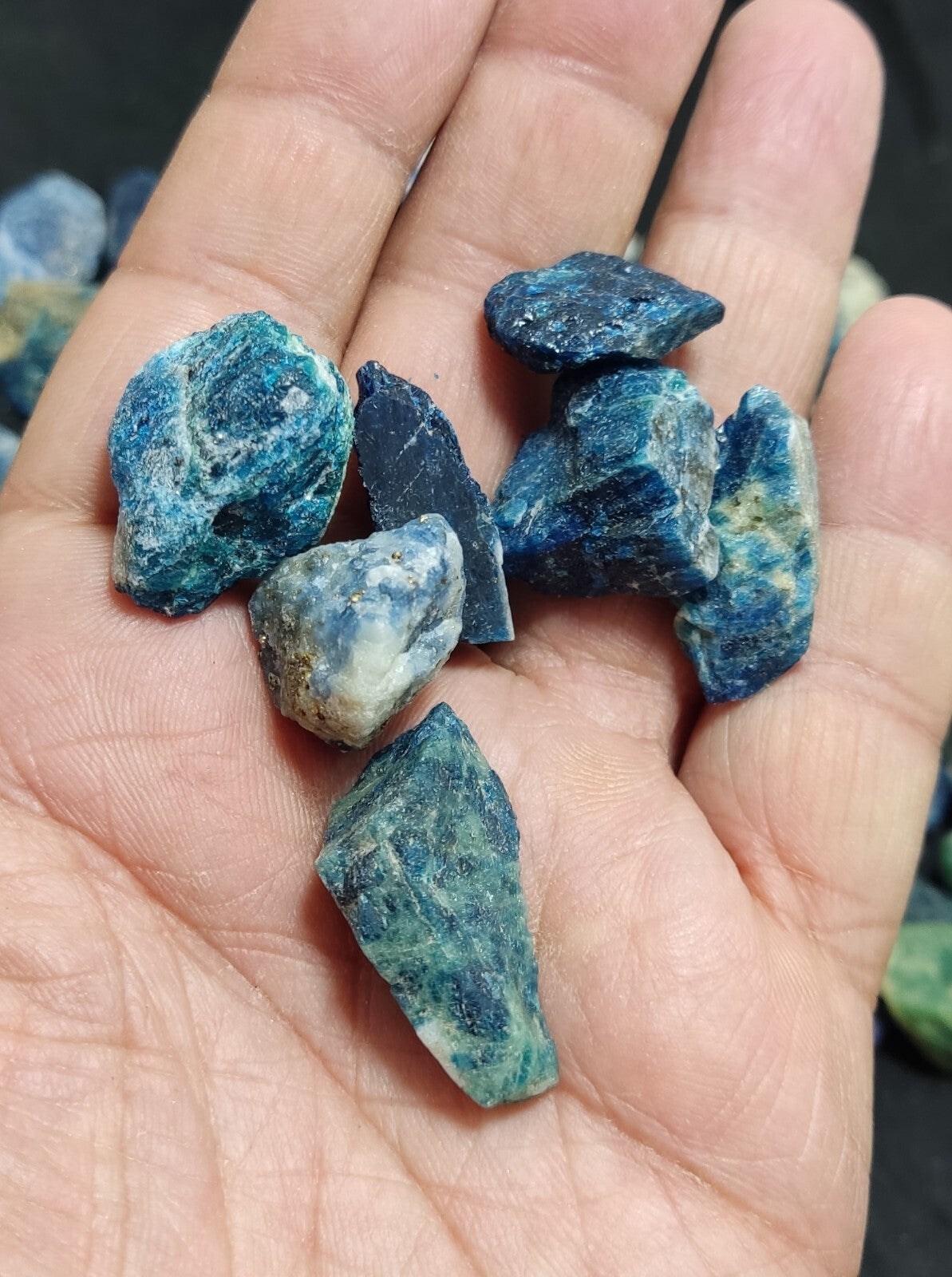 700 grams fluorescent lazurite