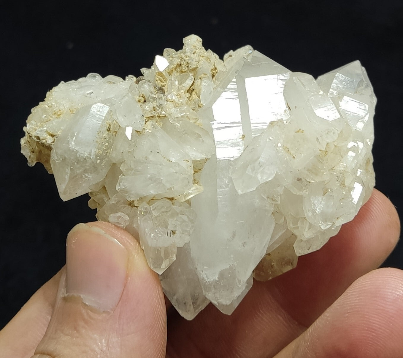 An amazing specimen of quartz cluster 84 grams