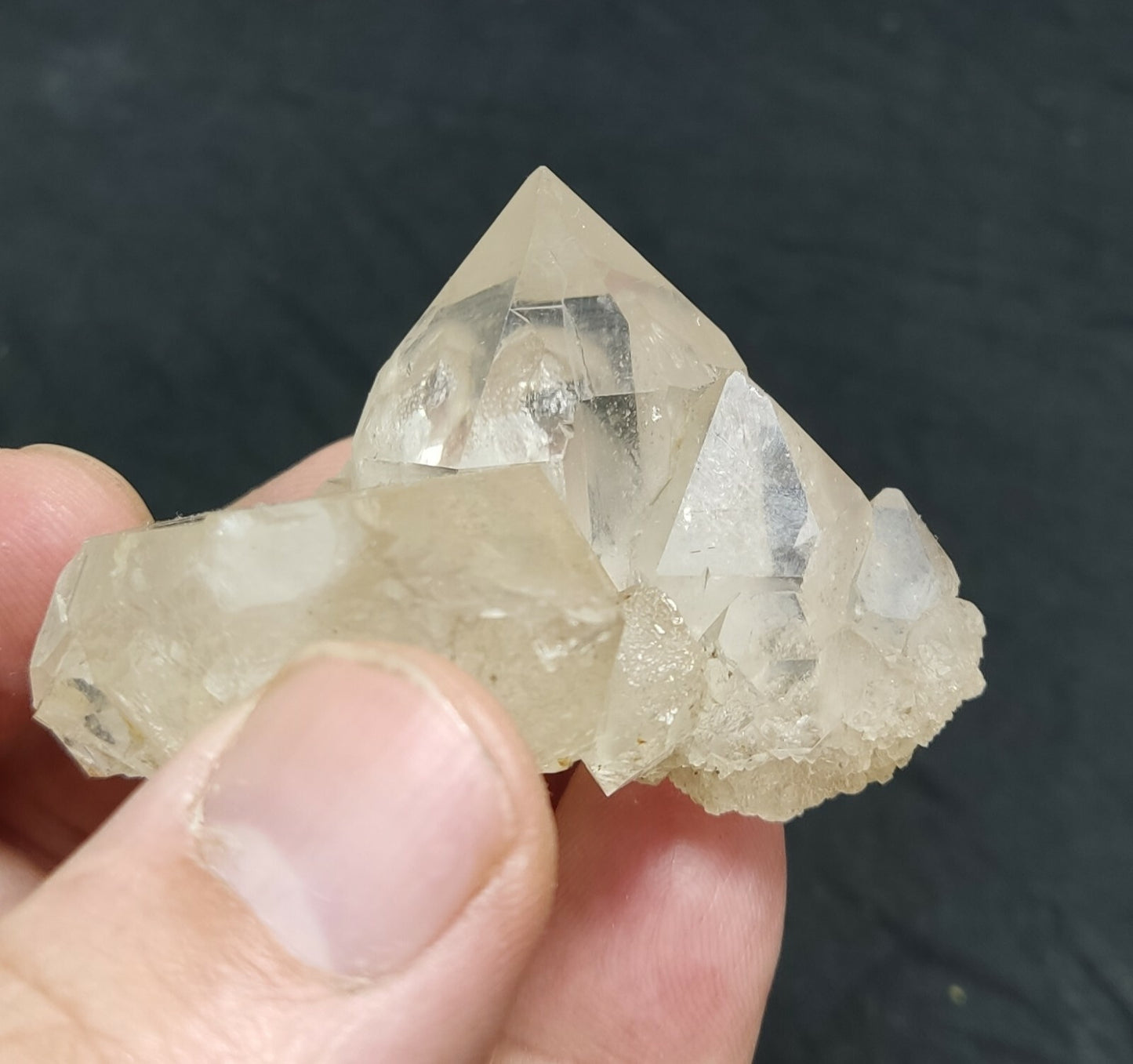 An aesthetic specimen of terminated Quartz crystals cluster 86 grams