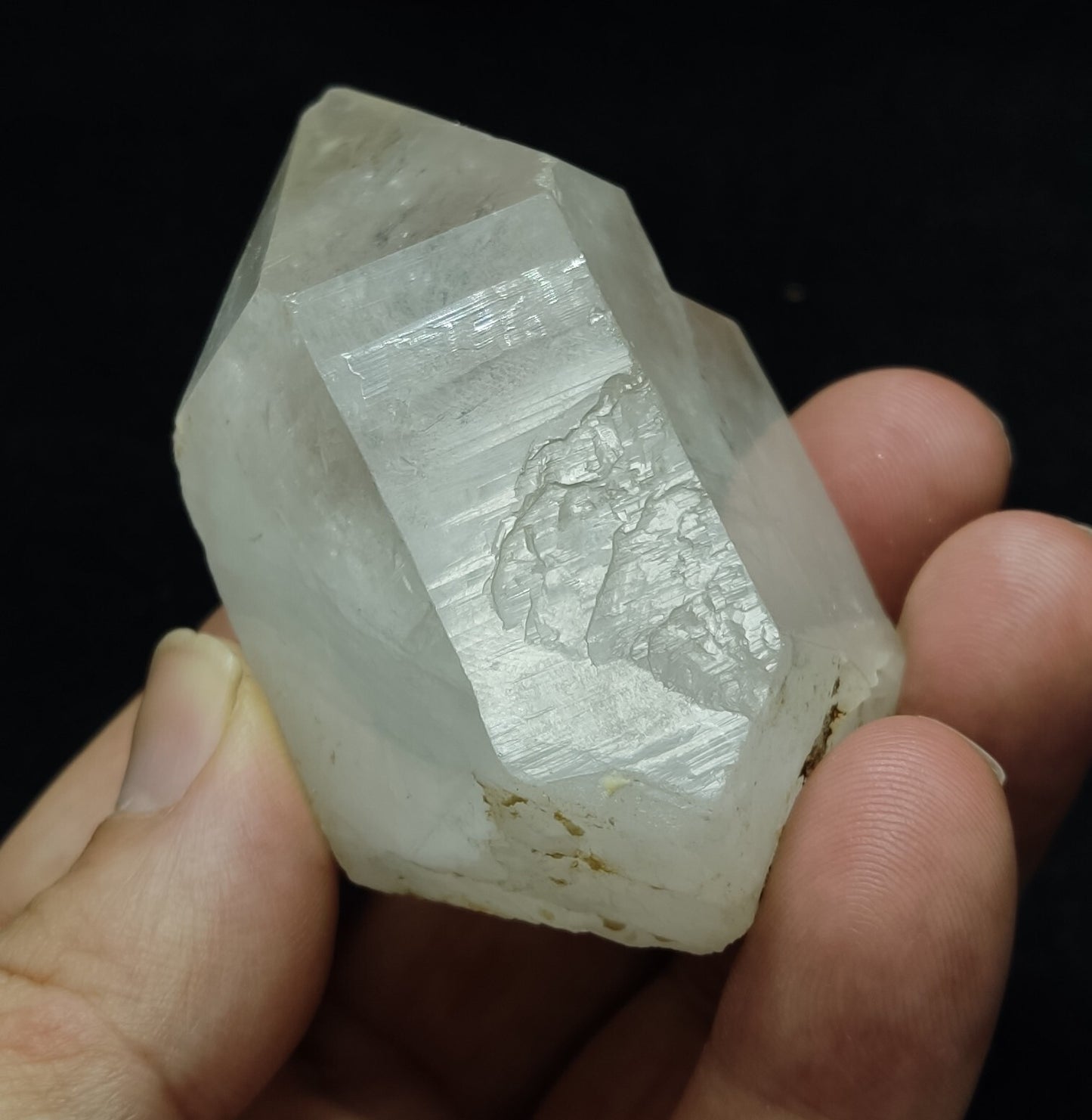 An Aesthetic specimen of quartz crystal specimen 162 grams