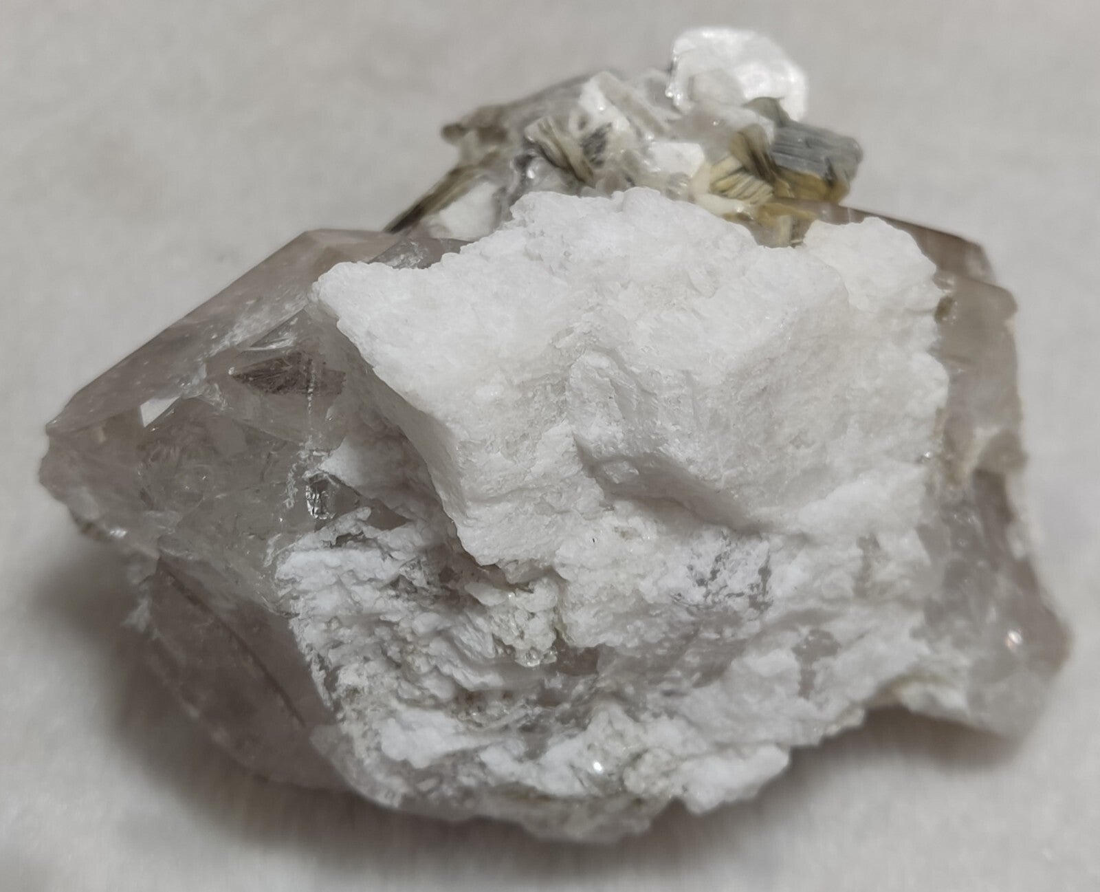 An amazing specimen of quartz with muscovite and albite 260 grams