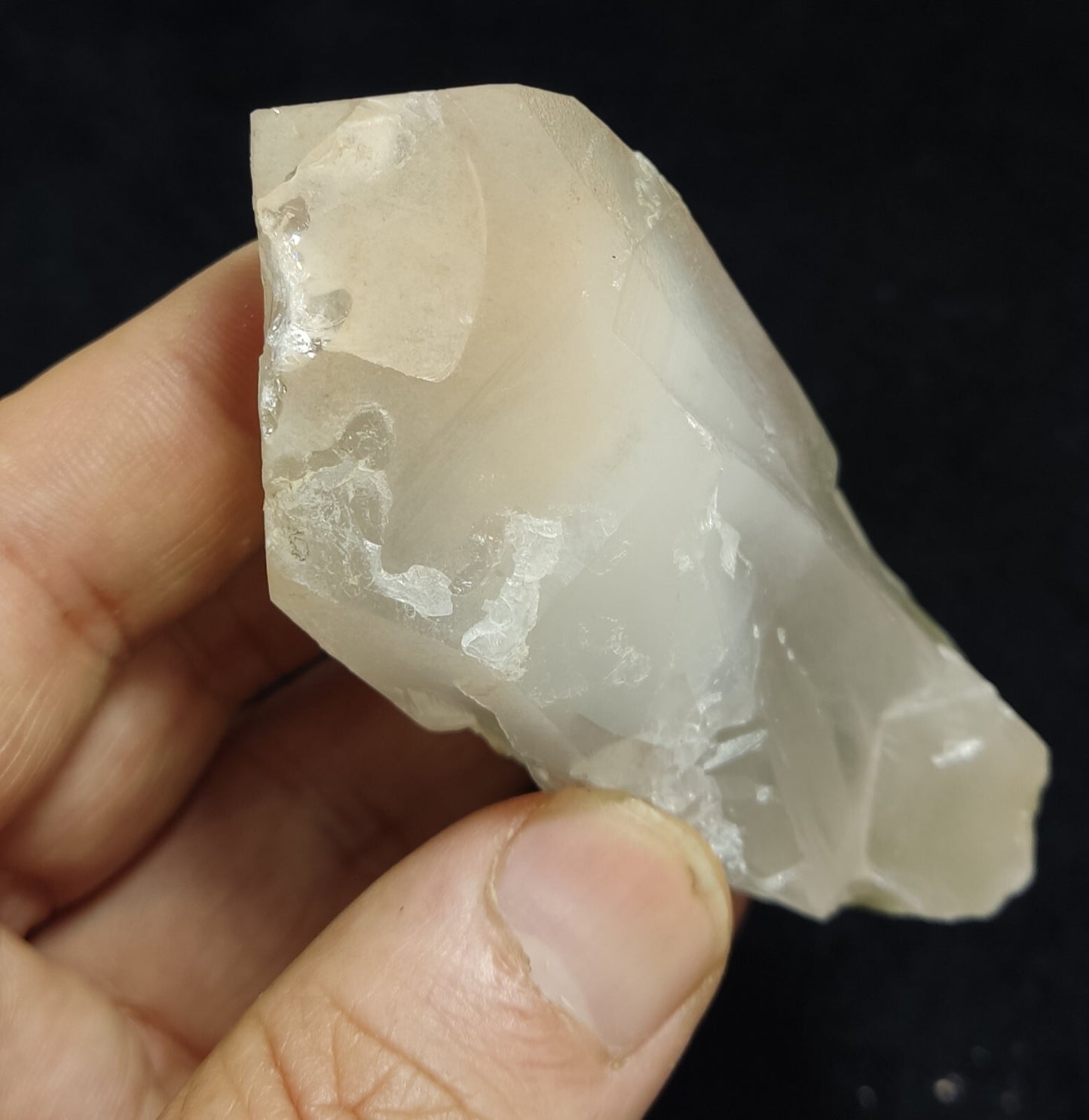 140 grams natural quartz crystal with amphibole inclusions