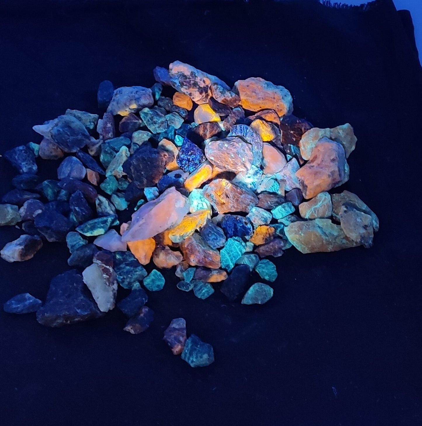 700 grams fluorescent lazurite