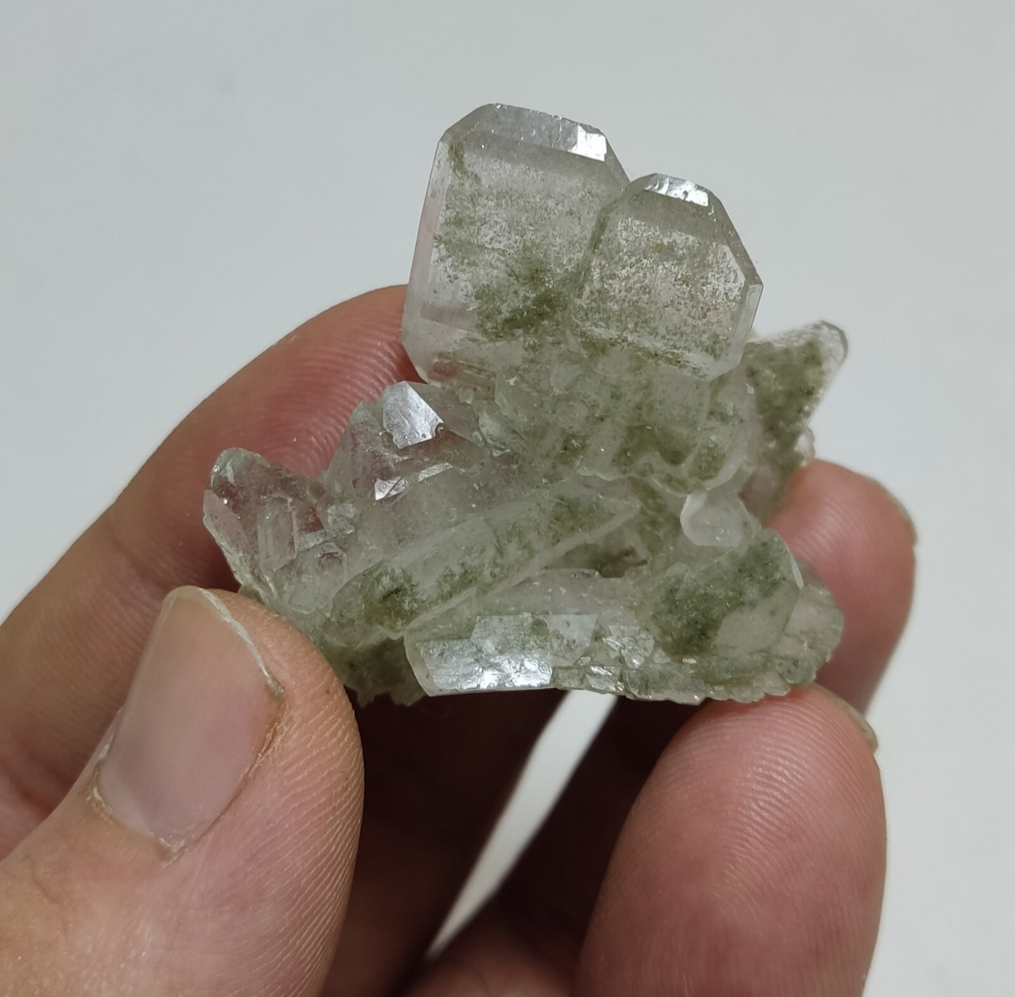 A very Aesthetic Natural terminated faden-chlorite Quartz specimen 15 grams