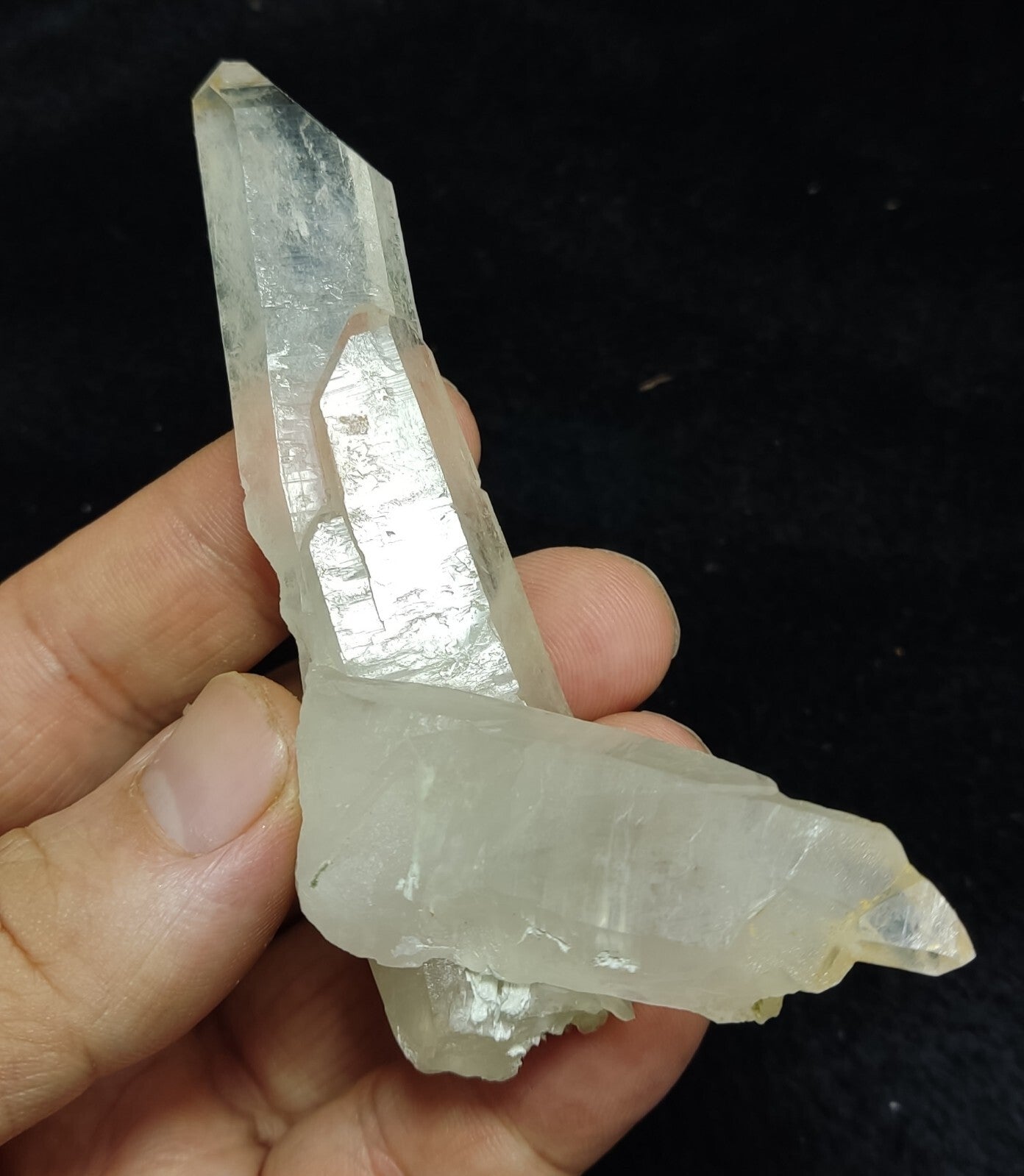An Aesthetic specimen of quartz crystal specimen 76 grams