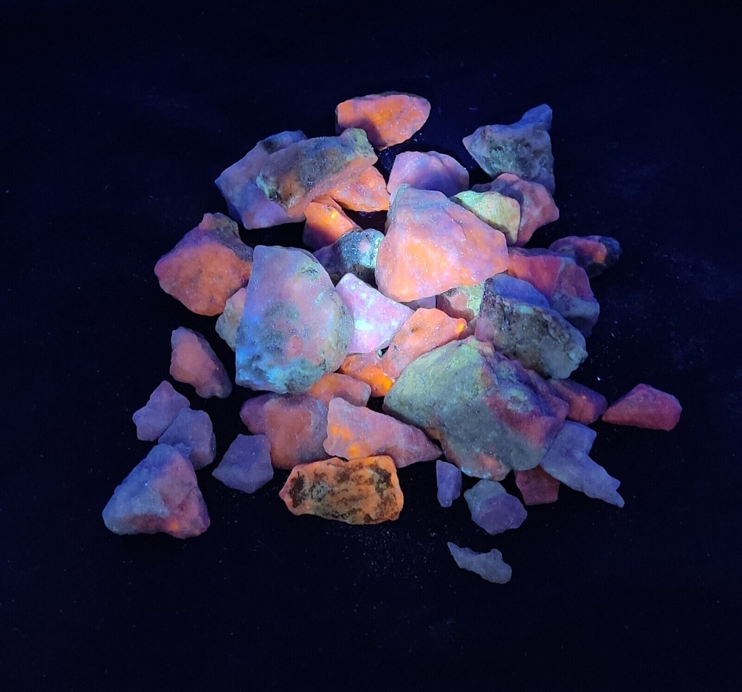 770 grams fluorescent Hackmanite