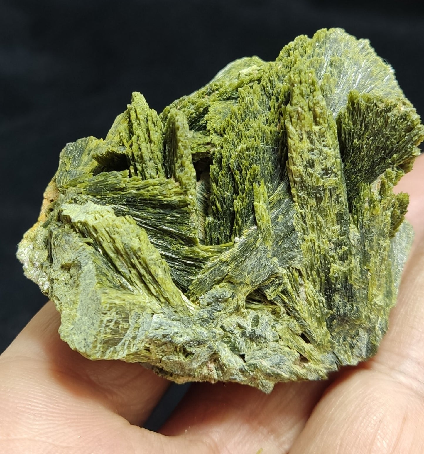An aesthetic specimen of epidote crystal specimen 110 grams