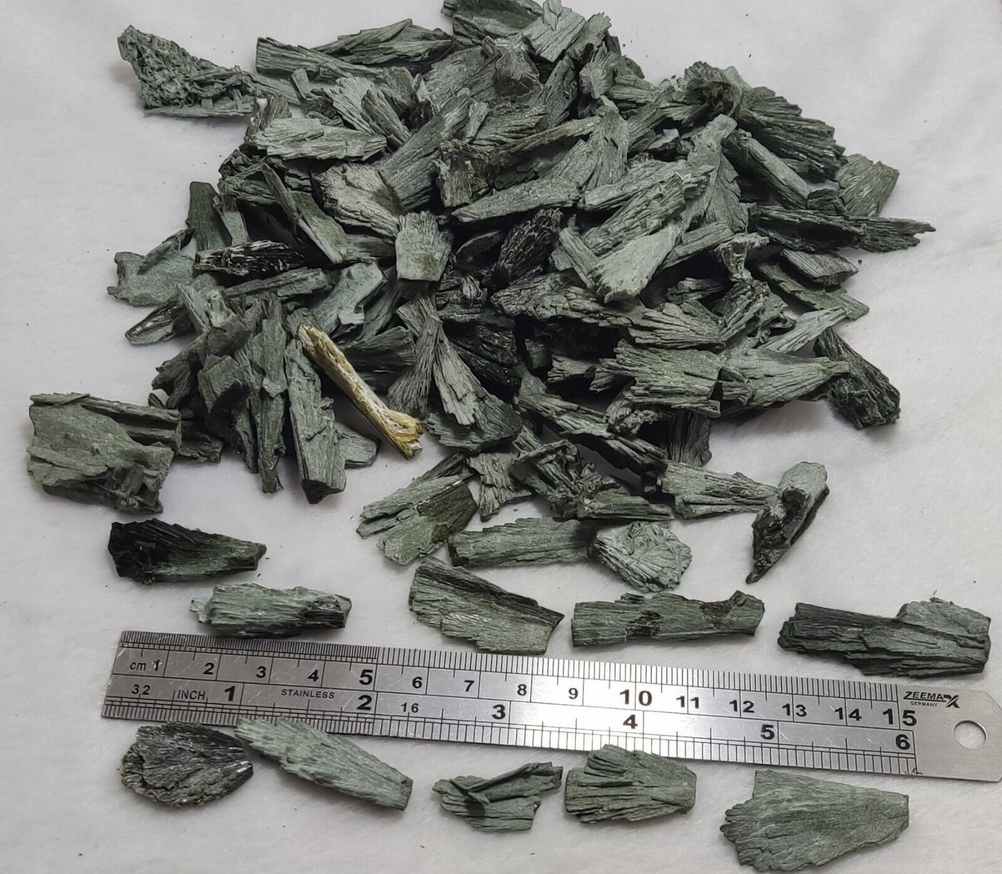 440 grams Natural epidote crystals