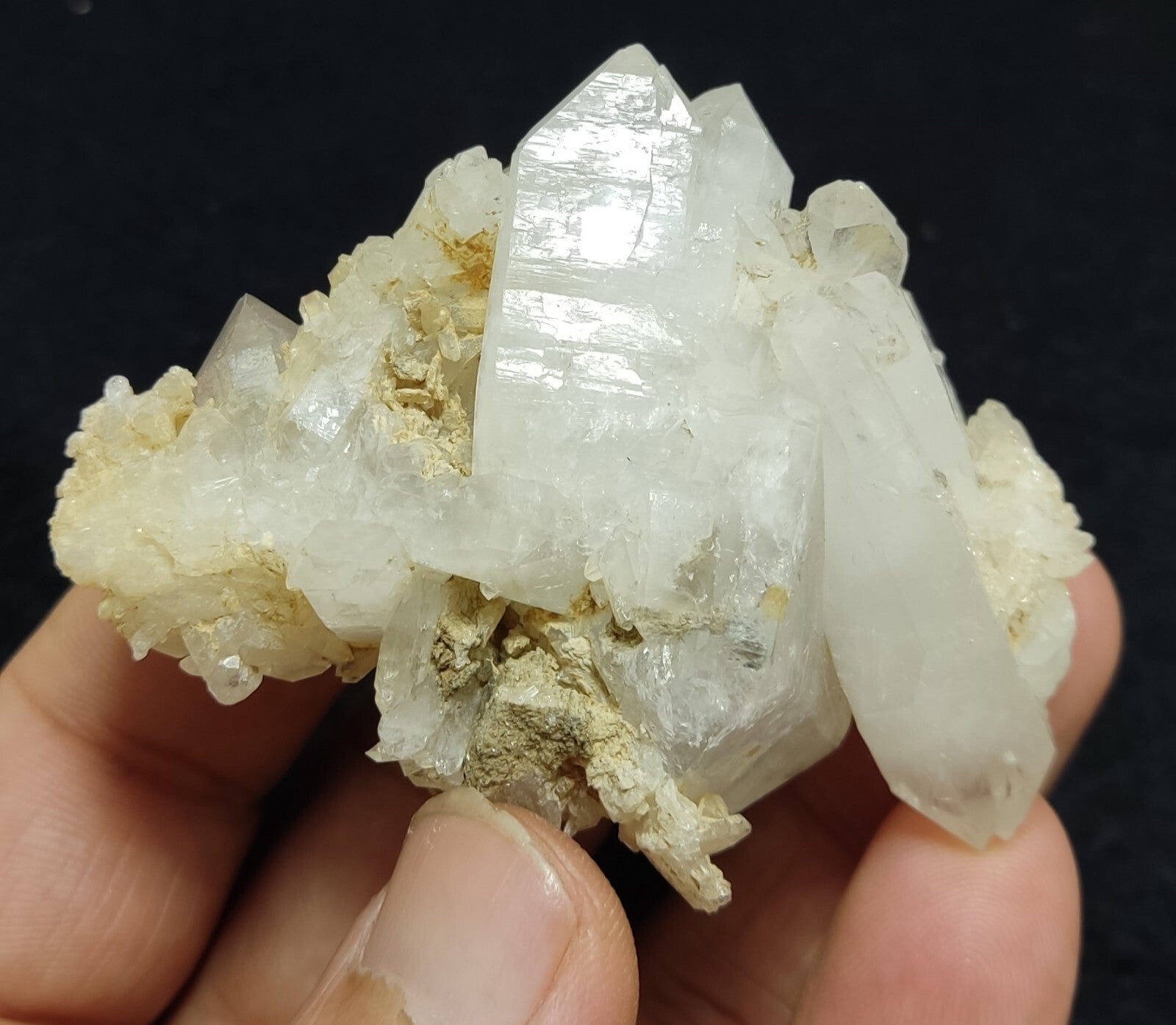 An amazing specimen of quartz cluster 84 grams