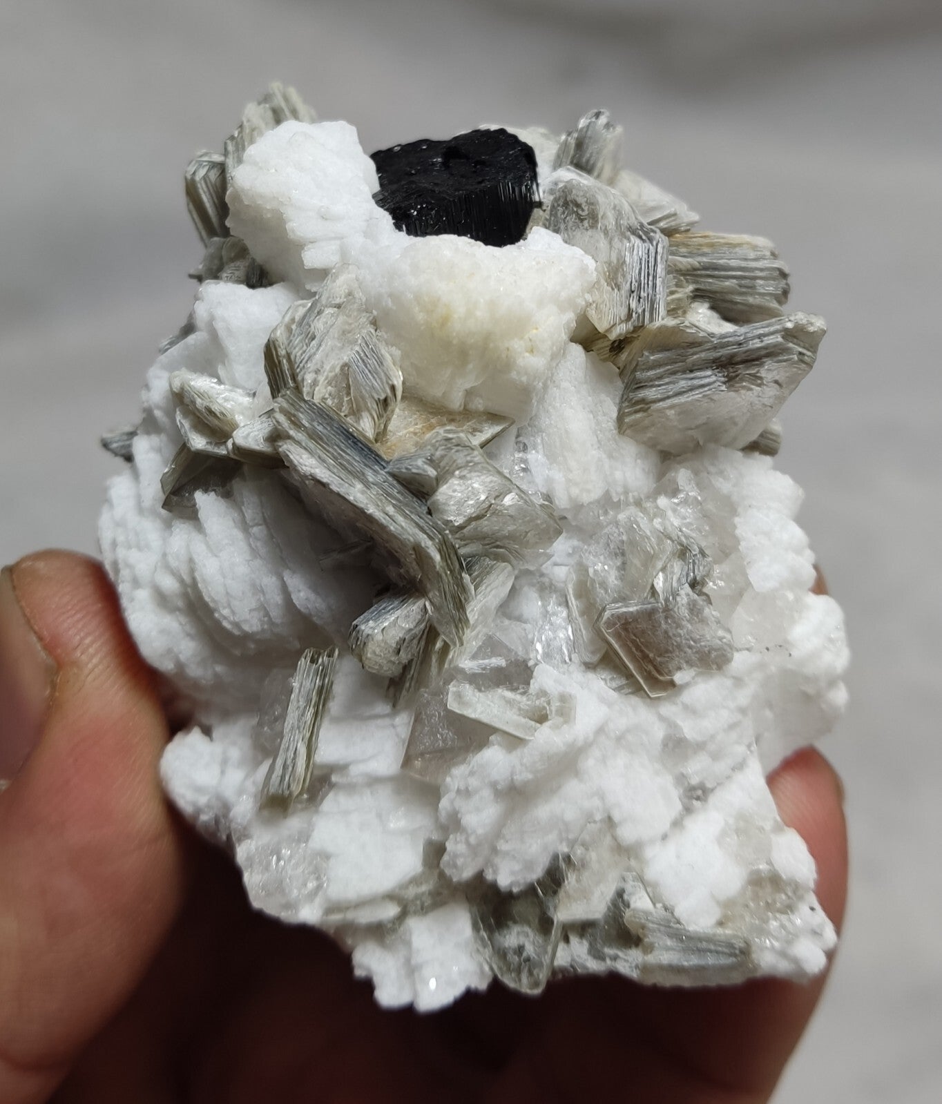 An amazing specimen of quartz with muscovite and albite 134 grams