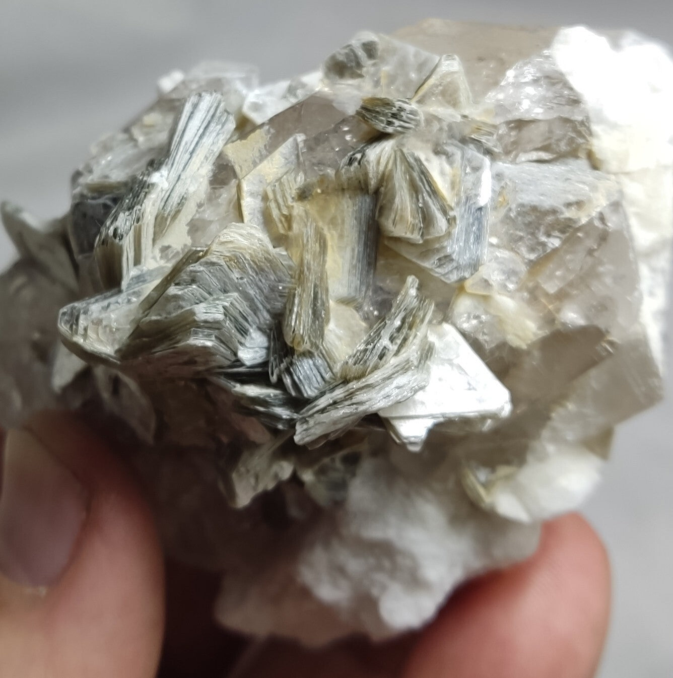 An amazing specimen of quartz with muscovite and albite 260 grams