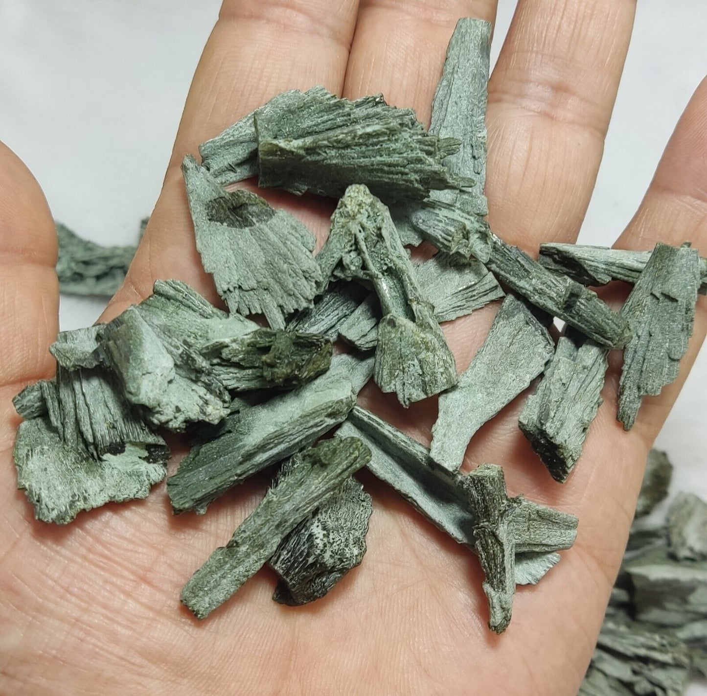 440 grams Natural epidote crystals