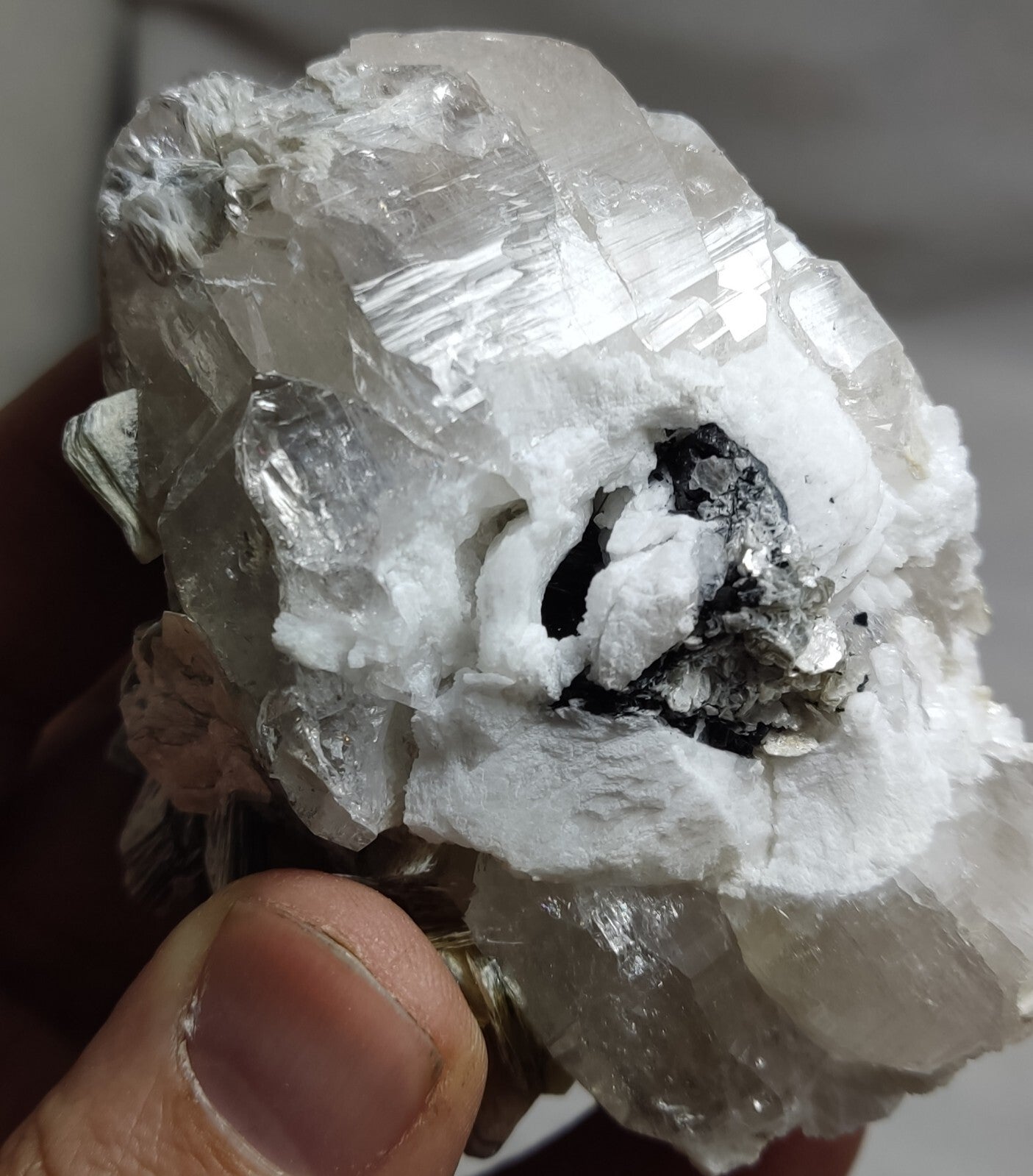 An amazing specimen of quartz with muscovite and albite 260 grams