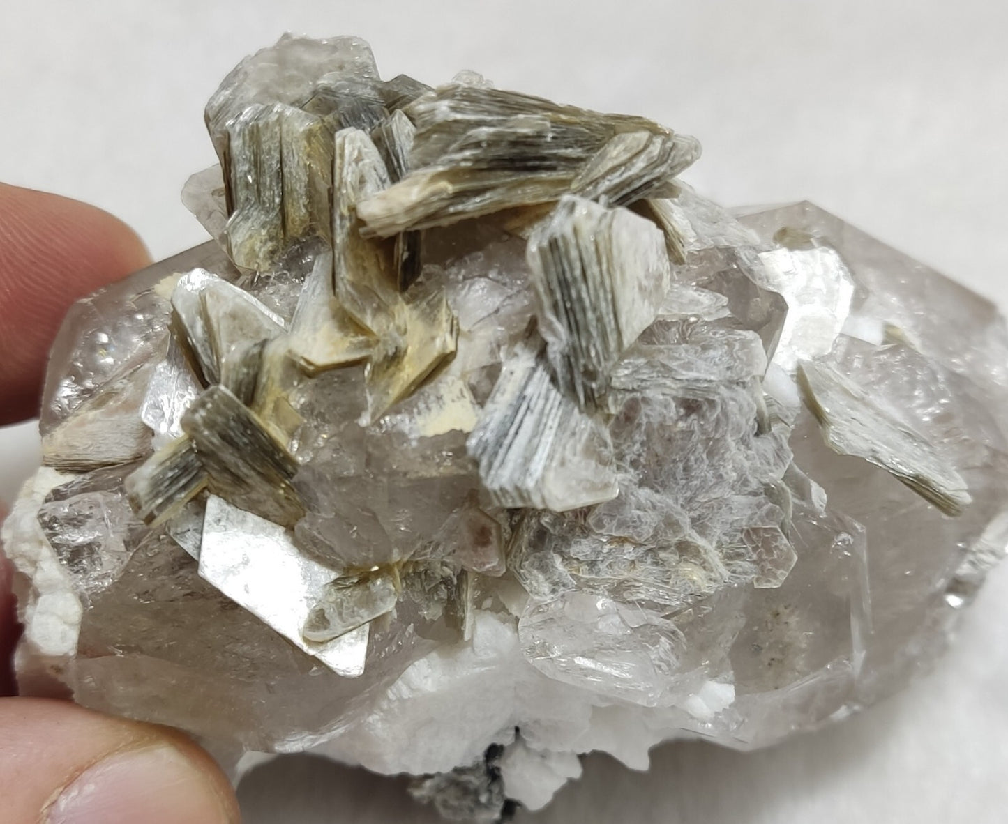 An amazing specimen of quartz with muscovite and albite 260 grams