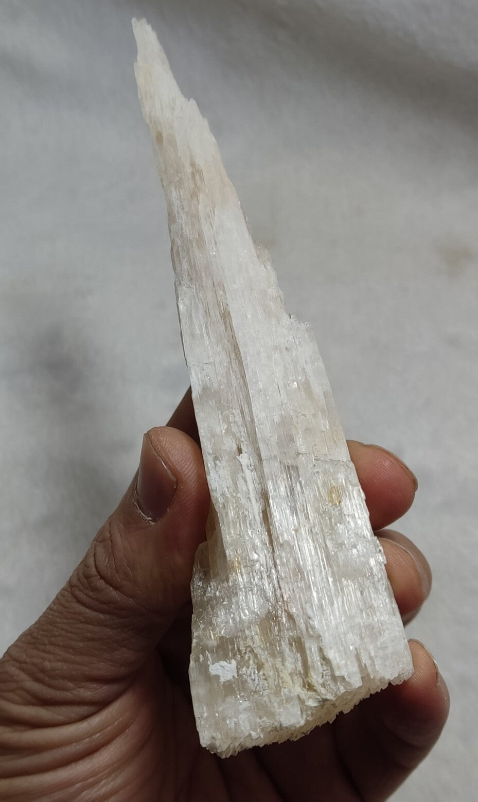 A very Aesthetic Natural elongated fully etched spodumene crystal 200 grams