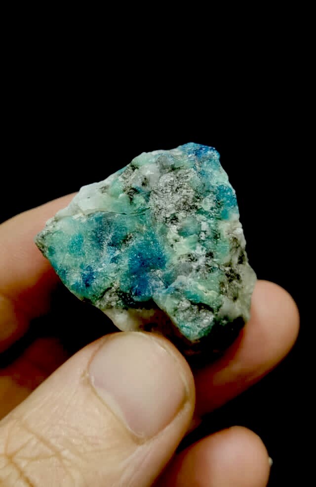 Partly Flourescent Lazurite /Sodalite 32 Grams.