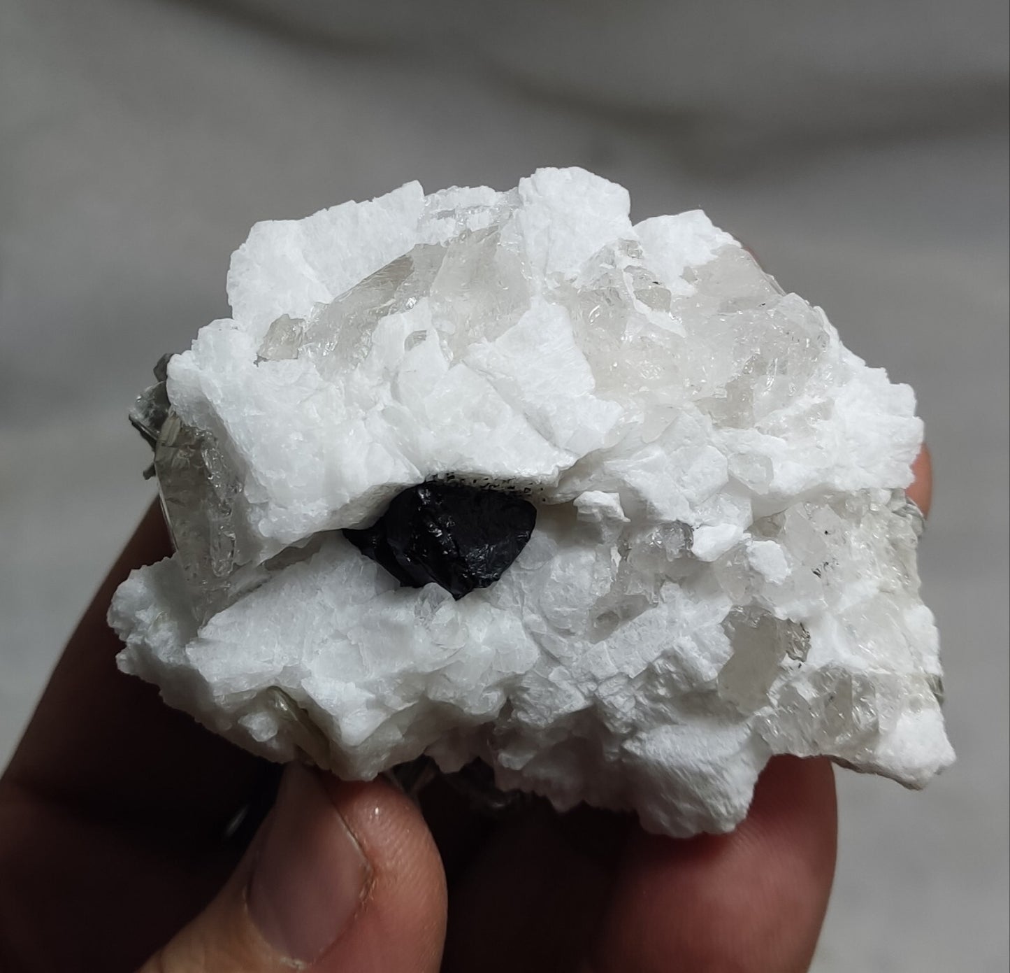 An amazing specimen of quartz with muscovite and albite 134 grams