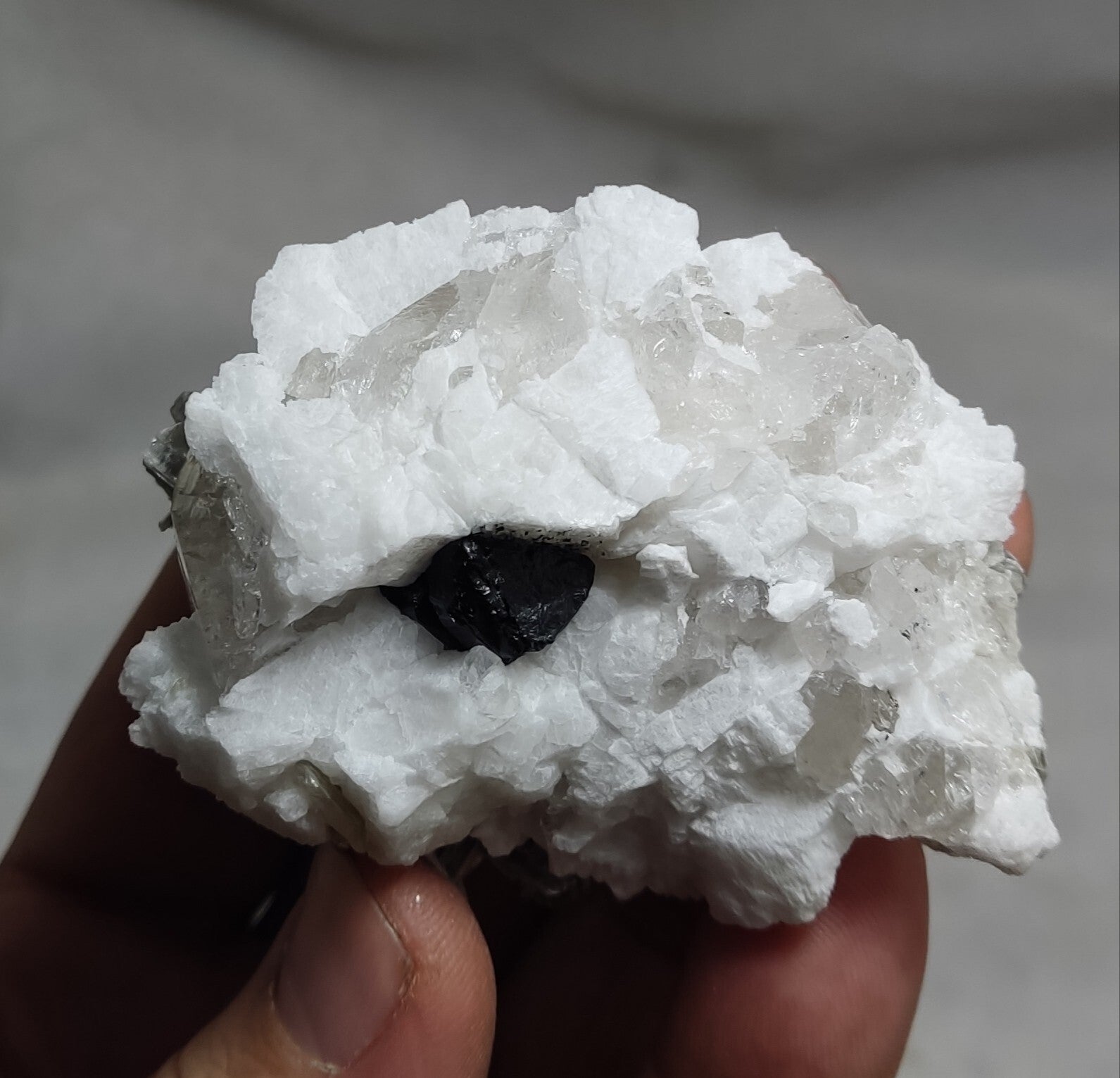 An amazing specimen of quartz with muscovite and albite 134 grams