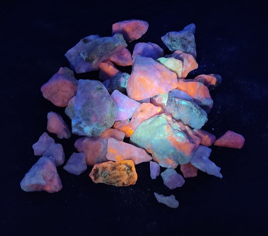 770 grams fluorescent Hackmanite