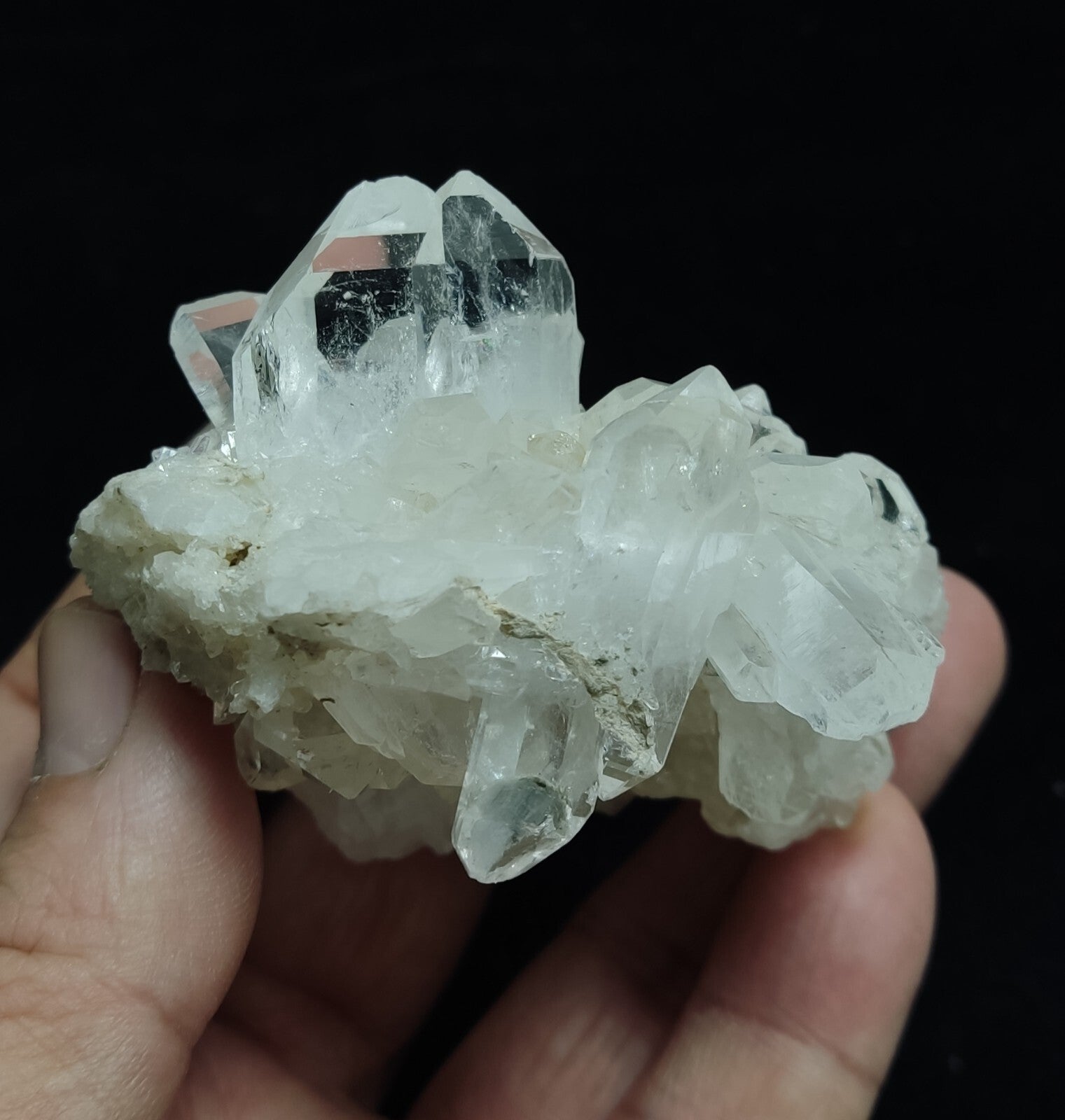An amazing specimen of Quartz crystals specimen 148 grams