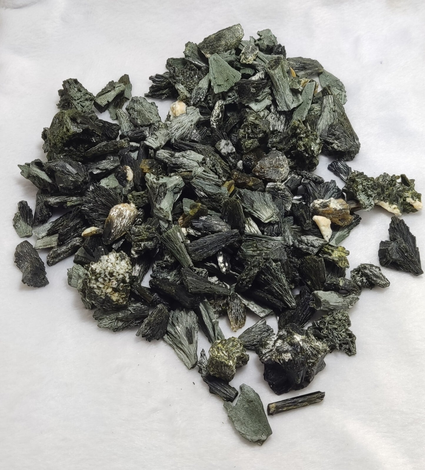 1000 grams epidote crystals