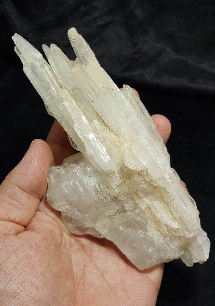 Very Aesthetic Faden Like Quartz Crystal Cluster 409 grams
