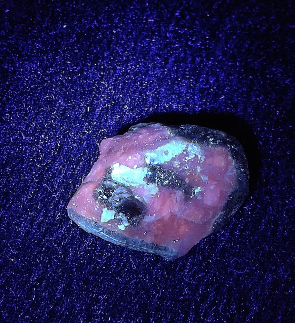 Natural Fluorescent Hackmanite 39 Grams.