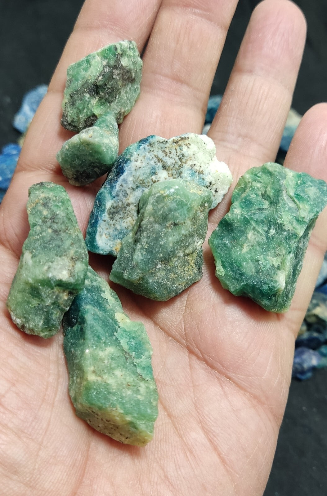 700 grams fluorescent lazurite