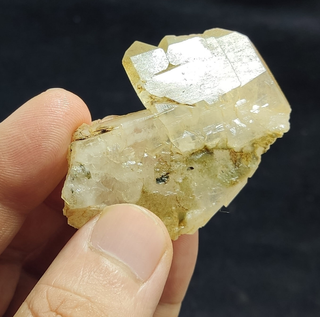An Aesthetic Natural terminated quartz with Chlorite inclusions 40 grams