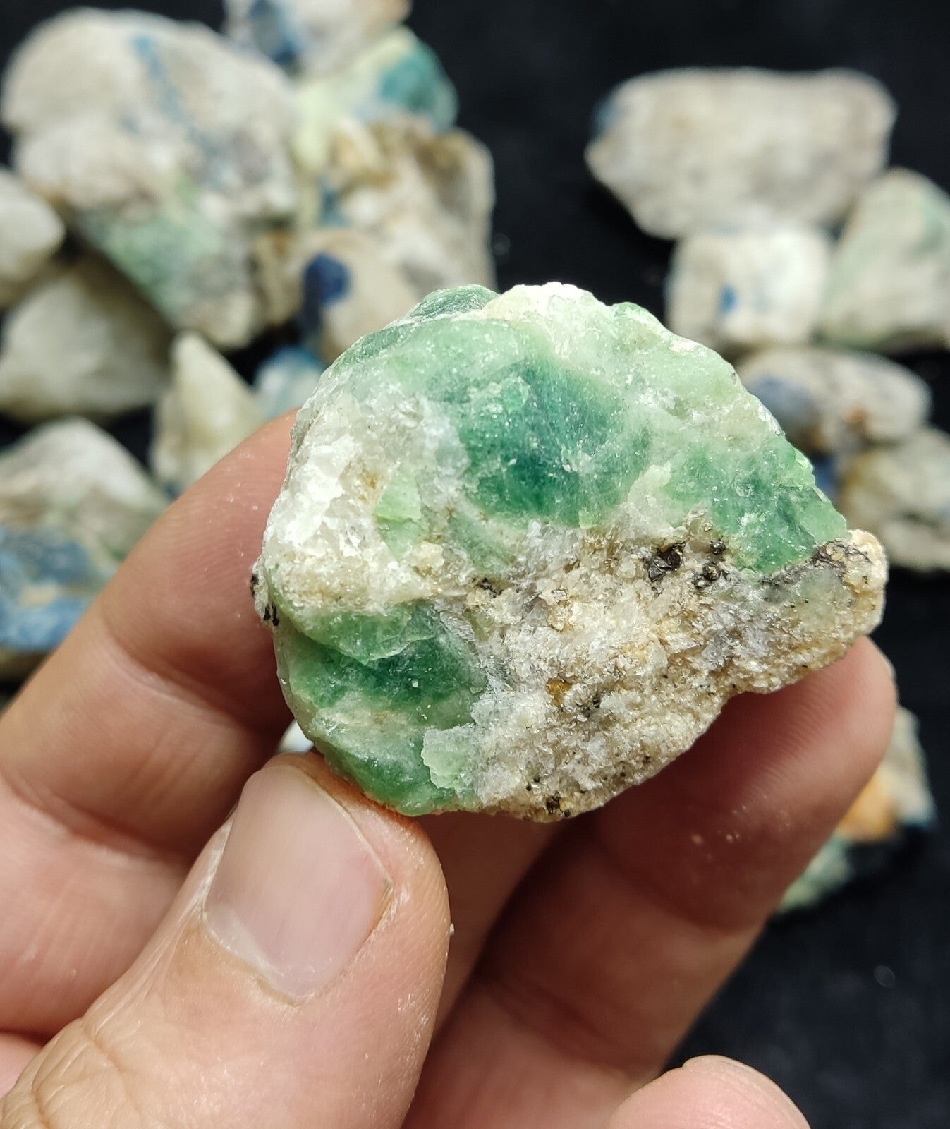 1000 grams Fluorescent rough lazurite/hayune/sodalite