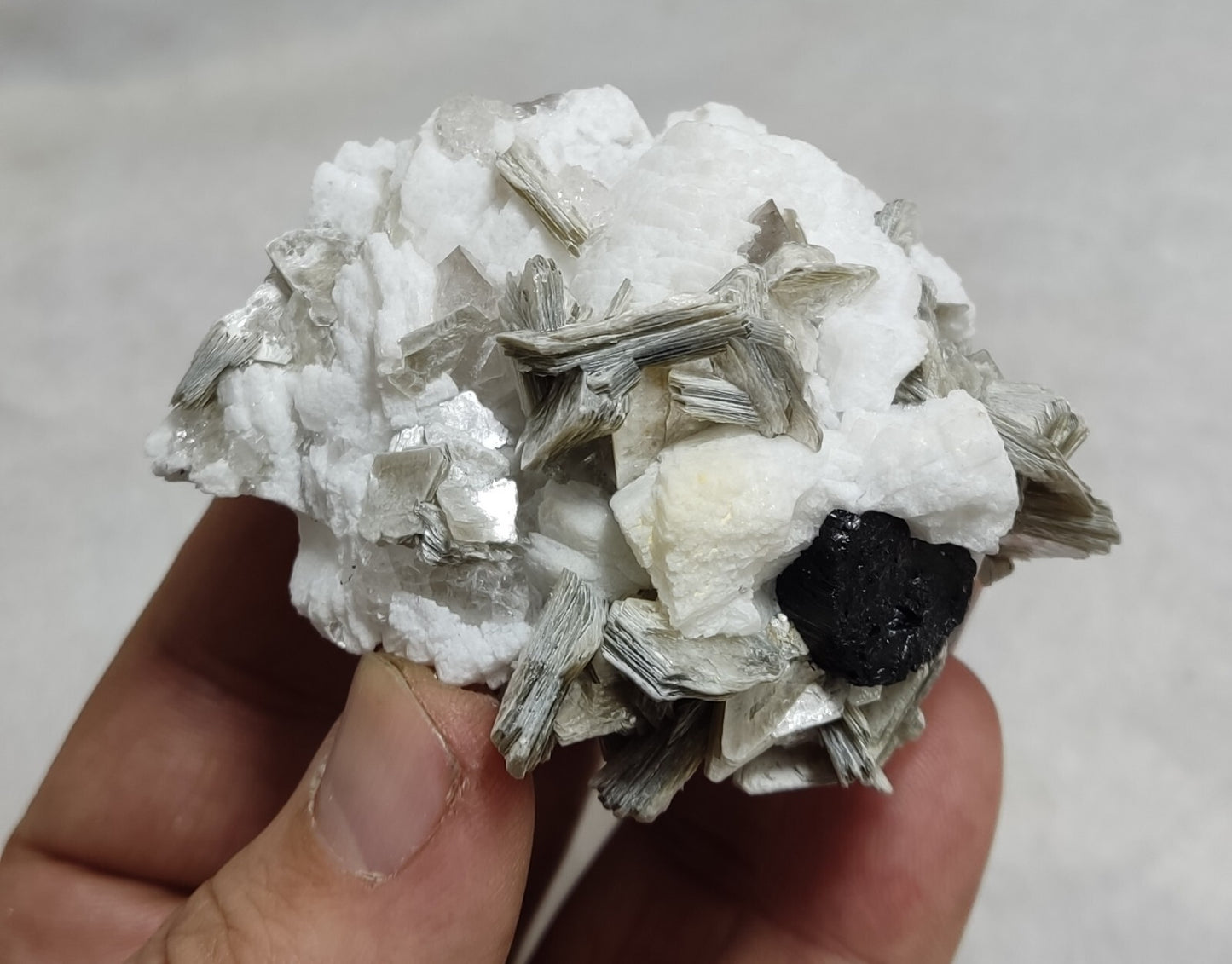 An amazing specimen of quartz with muscovite and albite 134 grams