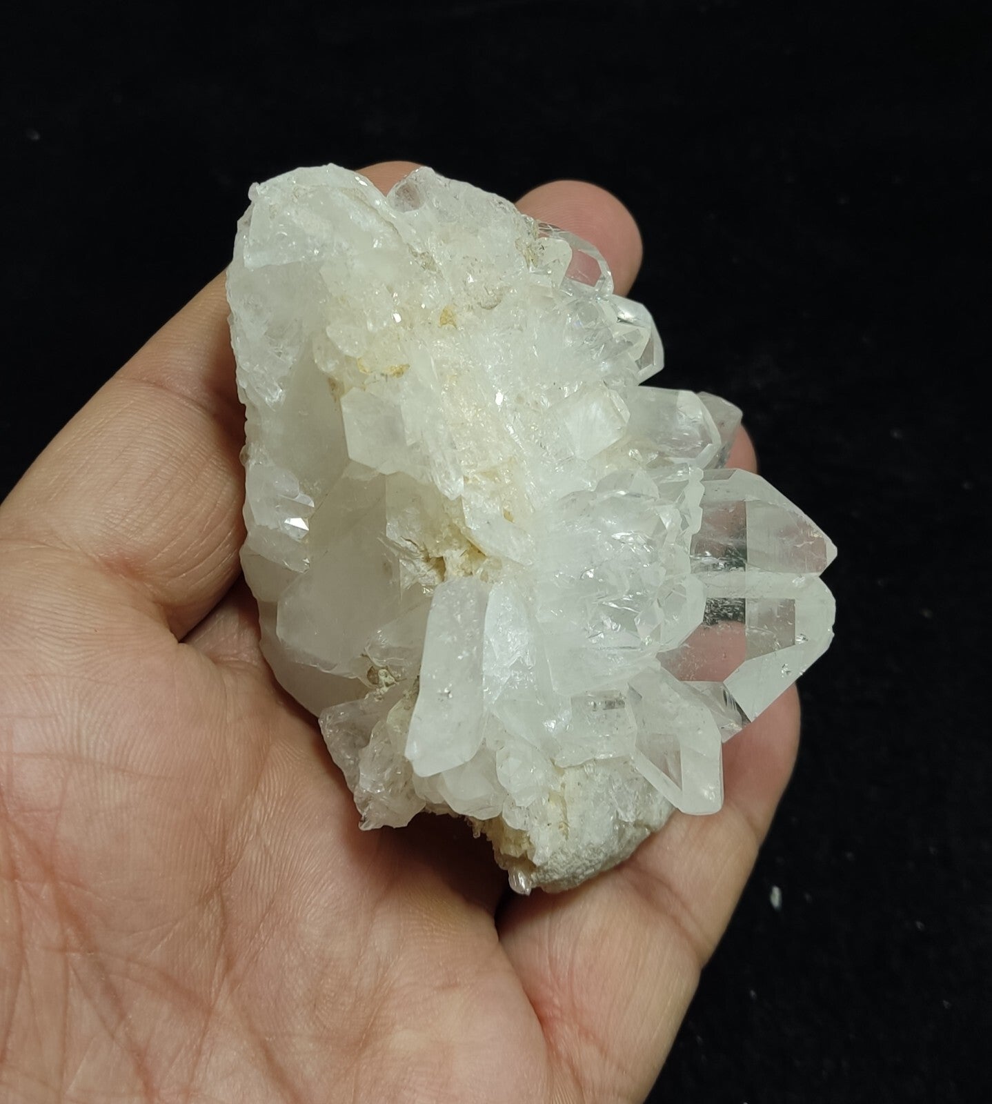 An amazing specimen of Quartz crystals specimen 148 grams