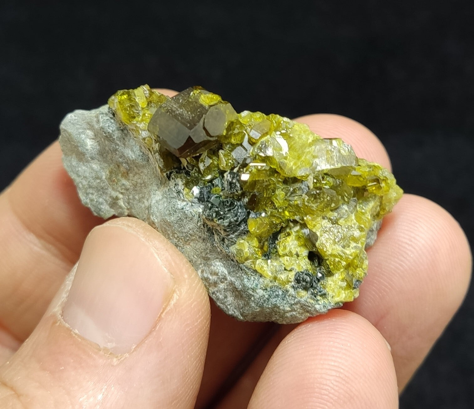 Green color epidotes on matrix 22 grams